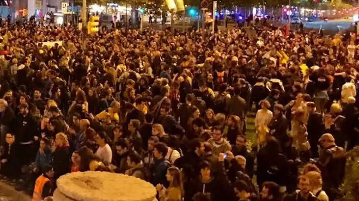 Una gran multitud de manifestants s'ha congregat davant la font de la plaça d'Espanya per abocar-hi sabó