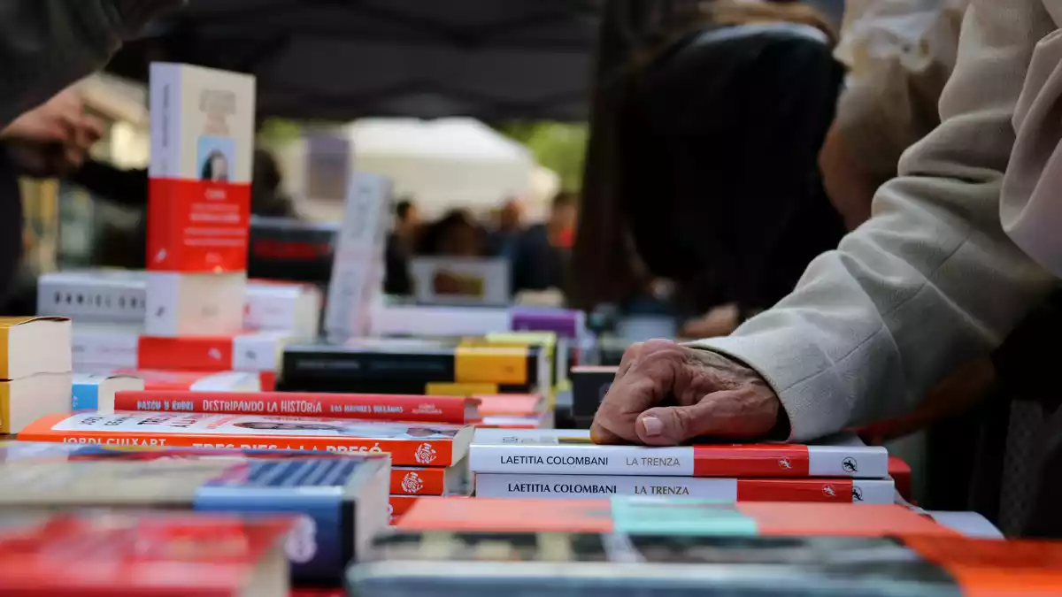 Una parada de llibres durant la Diada de Sant Jordi a la Rambla de Barcelona