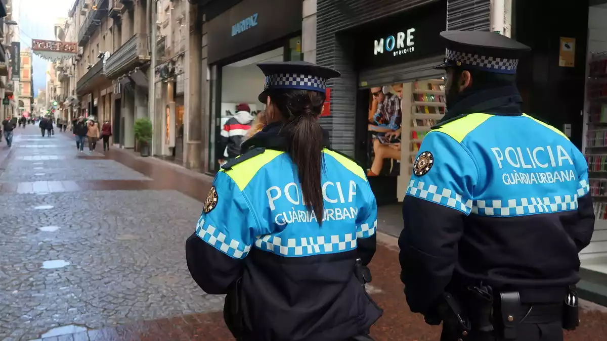 Una patrulla de la Guàrdia Urbana de Reus passejant pel carrer Monterols