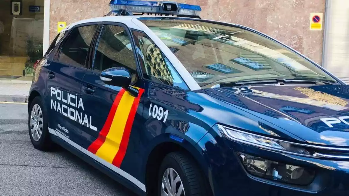Vehículo de la Policía Nacional estacionado frente a una comisaría superior de Navarra
