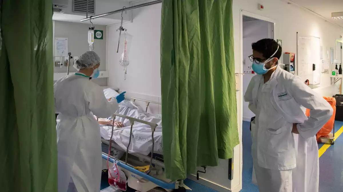 Professionals sanitaris atenen malalts de coronavirus a l'Hospital Clínic. Imatge publicada el 16 d'abril del 2020
