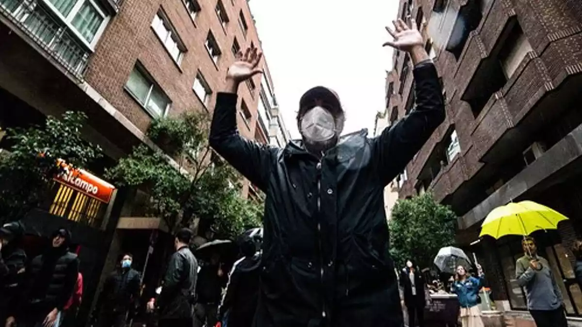 Un home amb mascareta protesta al barri madrileny de Salamanca per la gestió del govern amb el coronavirus, 12 de maig de 2020