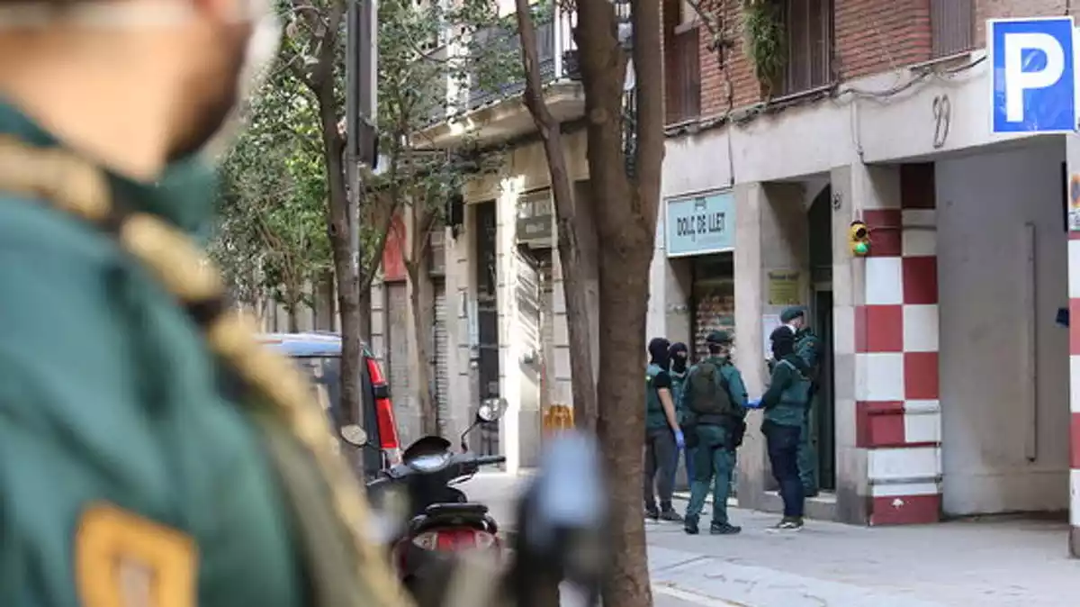 Agents de la Guàrdia Civil a Barcelona davant de la porta del domicili del presumpte seguidor de Daesh detingut, el dia 8 de maig de 2020.