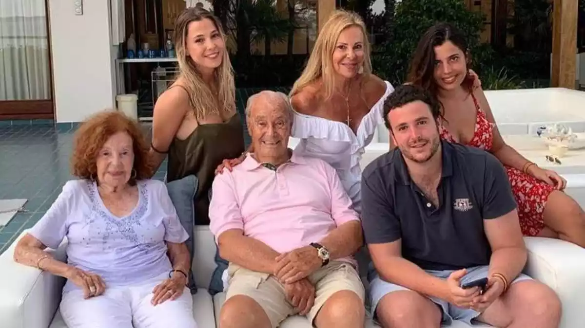 Fotografía de Álex Lequio junto con sus abuelos, su madre y sus primas, publicada en su cuenta de Instagram el 18 de agosto de 2019