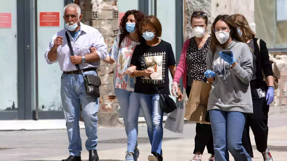 Diverses persones amb mascareta el primer dia del seu ús obligatori a Màlaga, el 21 de maig del 2020