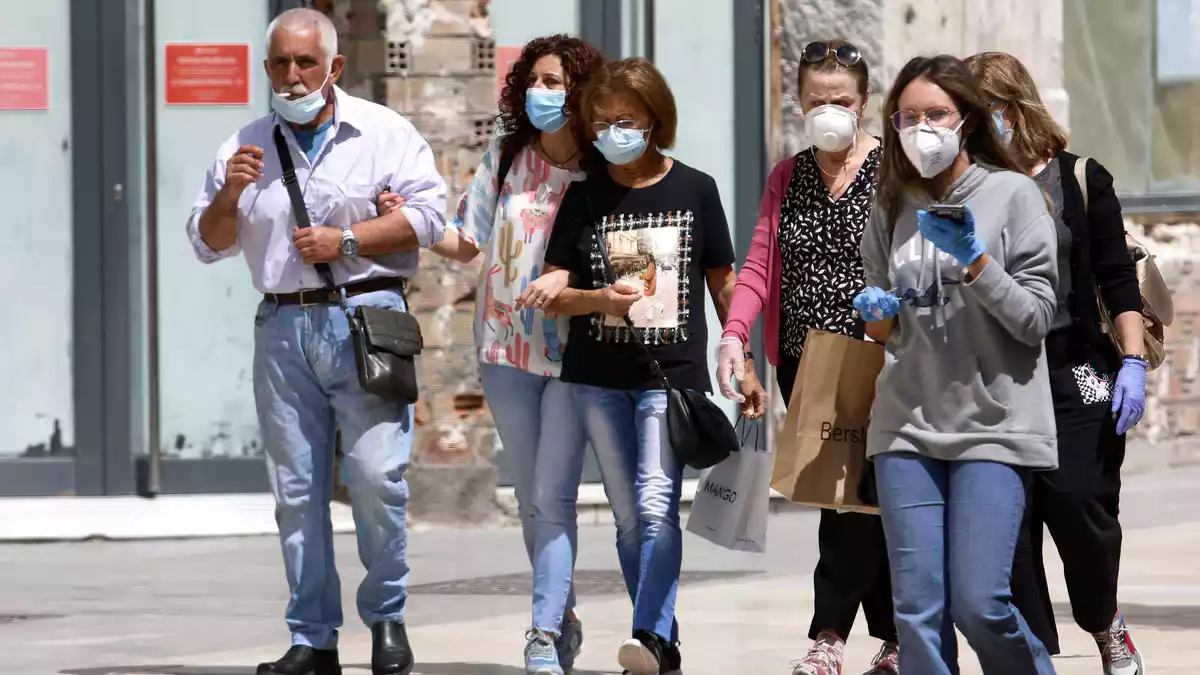 Diverses persones amb mascareta el primer dia del seu ús obligatori a Màlaga, el 21 de maig del 2020