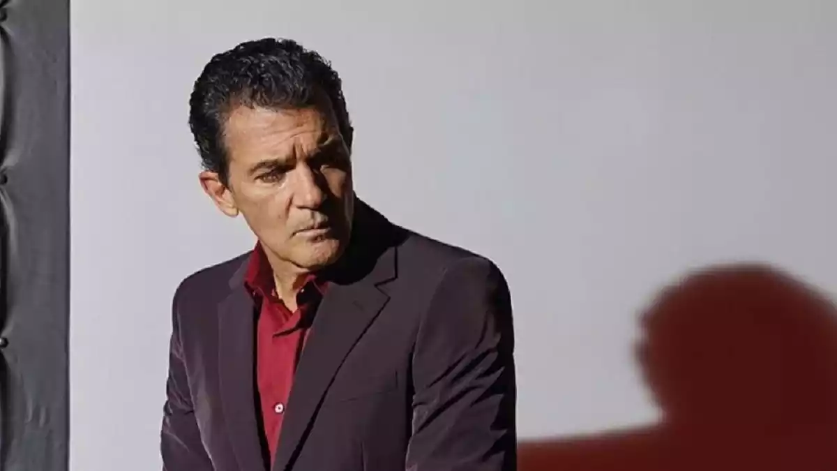 Antonio Banderas posando muy serio