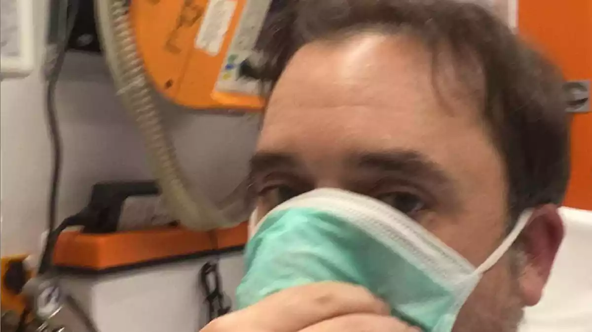Antonio Morales de las Heras con mascarilla en el hospital por culpa del coronavirus