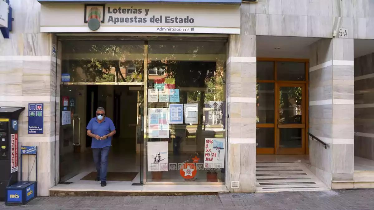 Un client surt d'una administració de loteria a la ciutat de Tarragona
