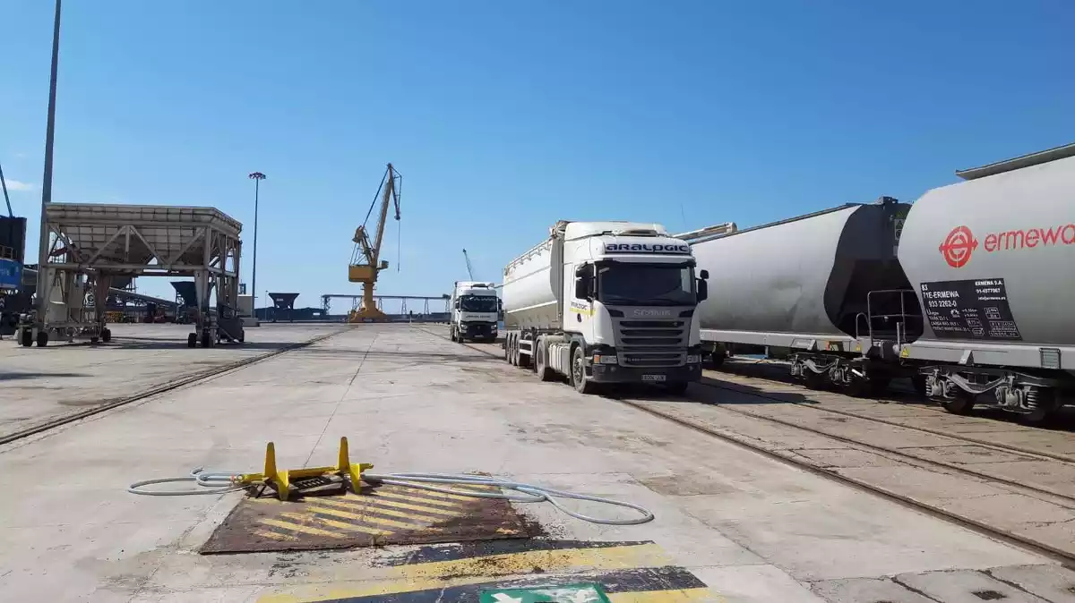 Càrrega de 250 tones de farina de soja en 4 vagons a les instal·lacions del Port de Tarragona