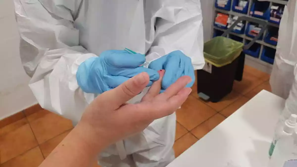 Un profesional sanitari extreu una mostra de sang per una prova per detectar coronavirus a una residència de la Pobla de Segur, el 13 d'abril de 2020
