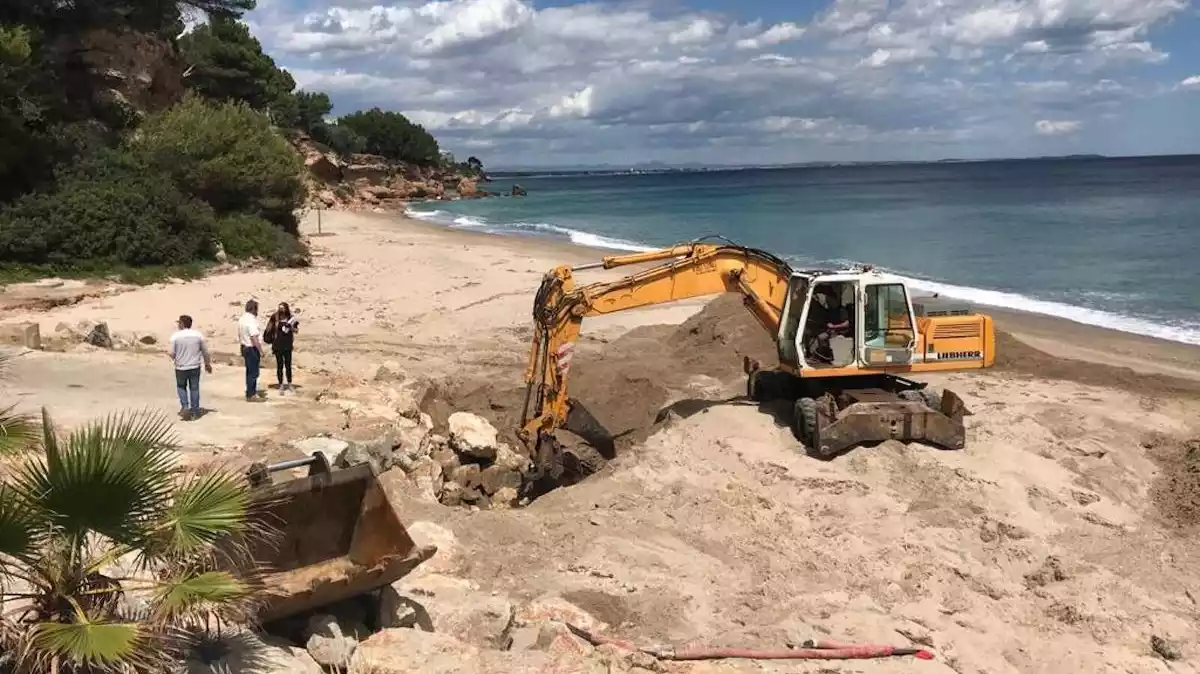 Imatge d'una excavadora treballant en una cala de Miami Platja