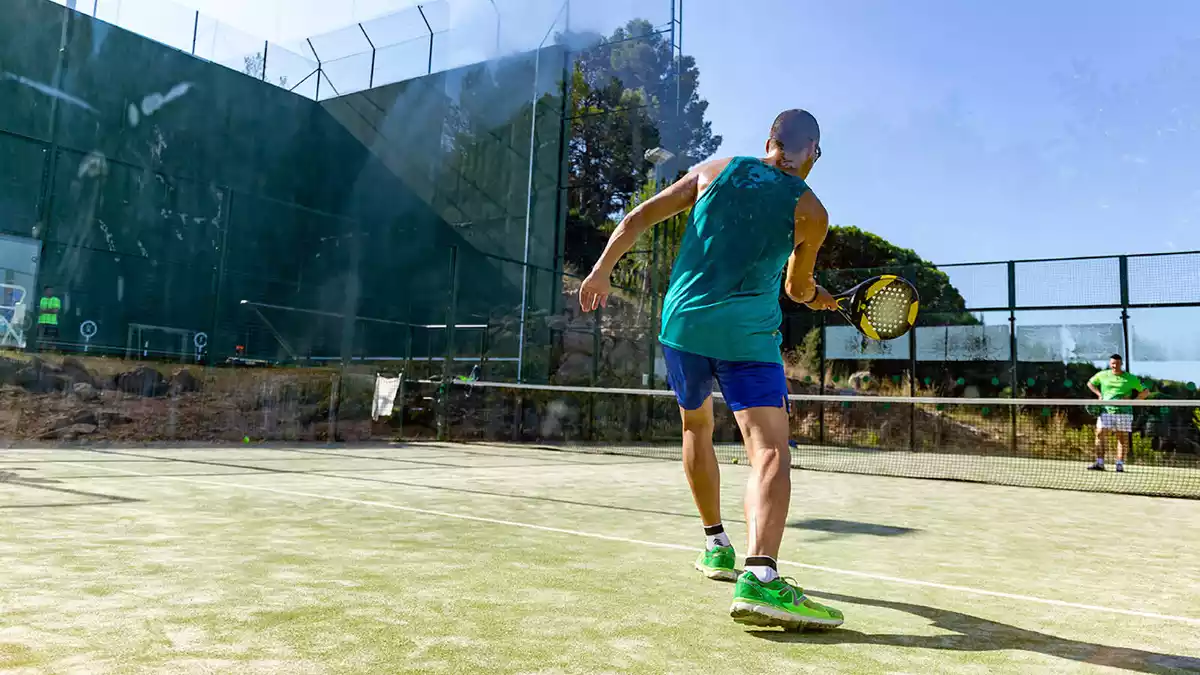 Imatge d'arxiu de dues persones jugant a pàdel a les pistes esportives de Roda de Berà