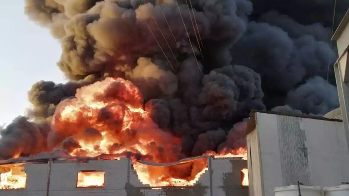 Incendi i gran columna de foc en l'incendi declarat en una nau industrial de Sarrià de Ter el 22 de maig del 2020