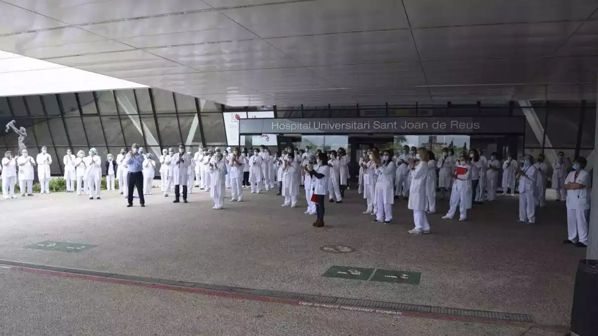 Imatge de la concentració a les portes de l'Hospital Sant Joan de Reus