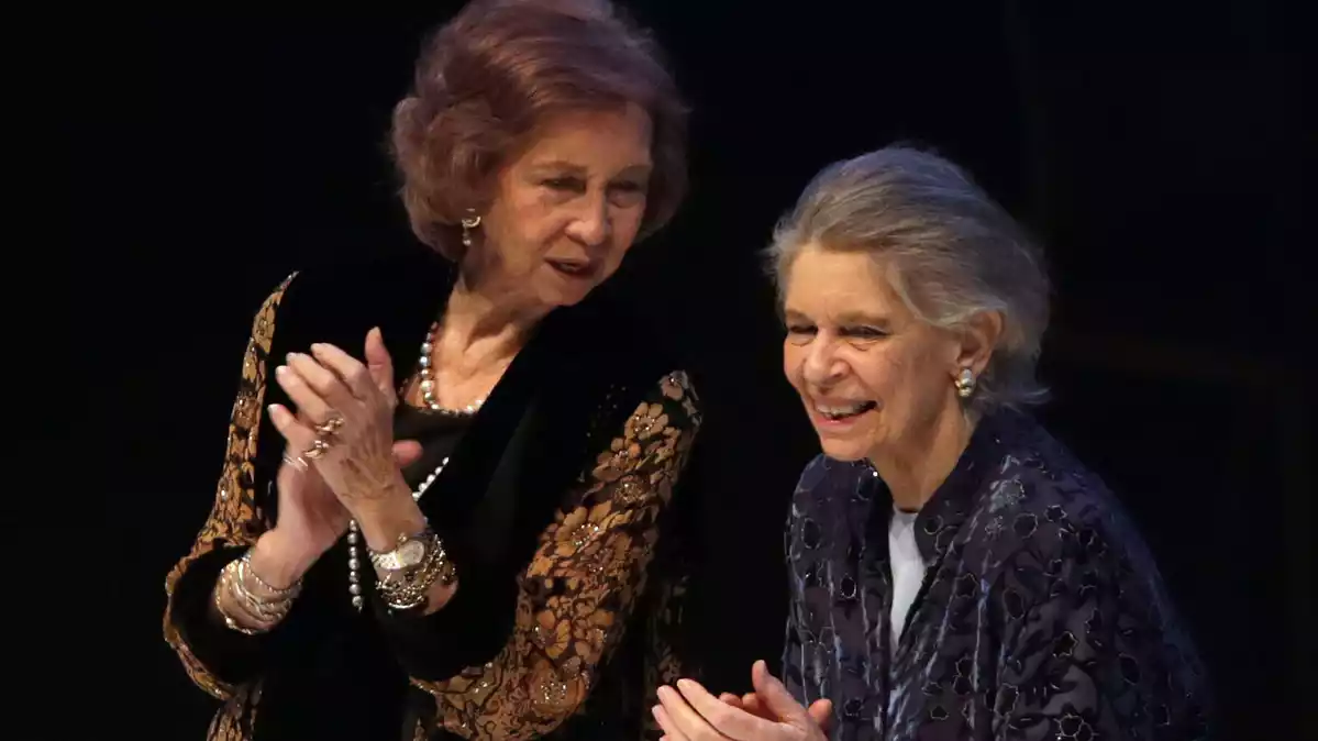 Doña Sofía y la infanta Irene de Grecia en la 31 edición de los premios de pintura BMW en Madrid, el 25 de octubre de 2016