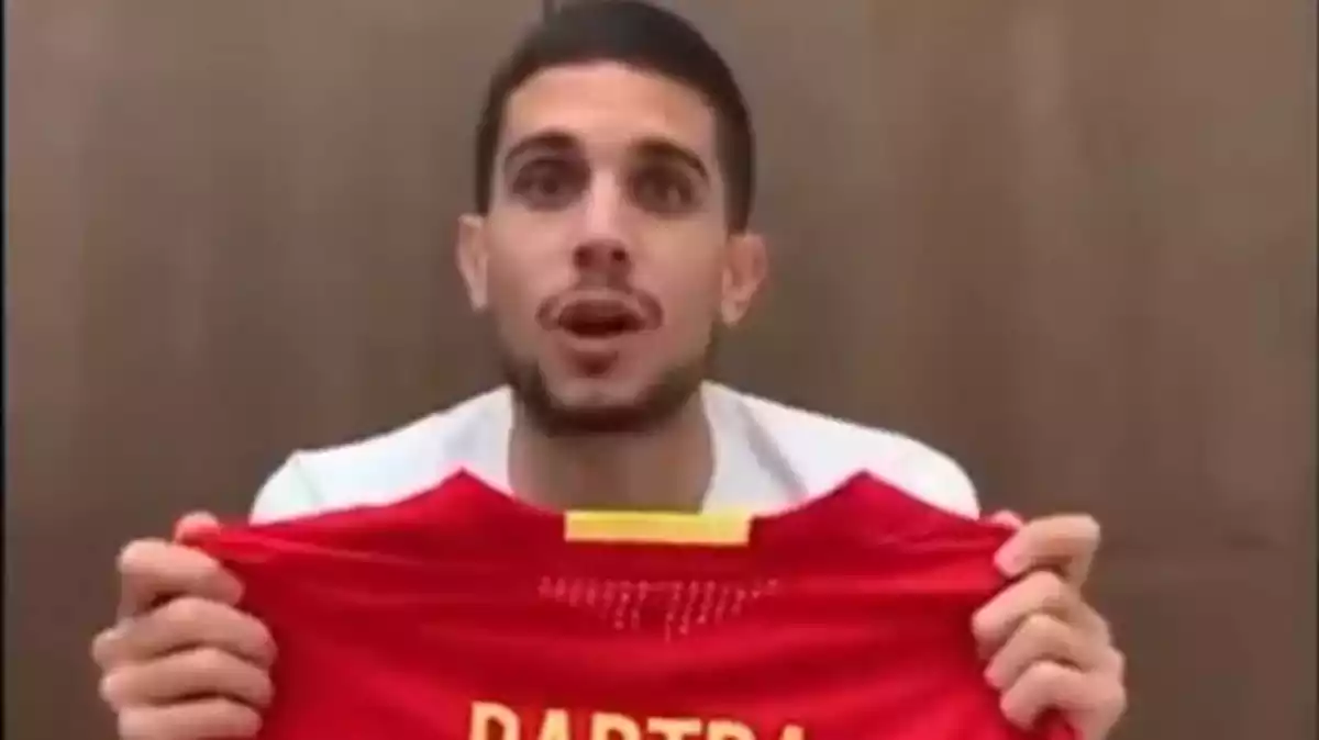 Marc Bartra sorteja una samarreta de la selecció espanyola per lluitar contra el coronavirus