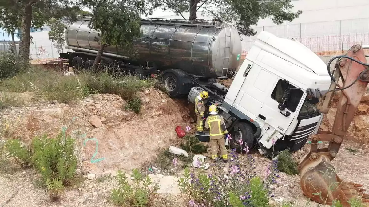 Imatge del camió accidentat a Vandellòs i l'Hospitalet de l'Infant