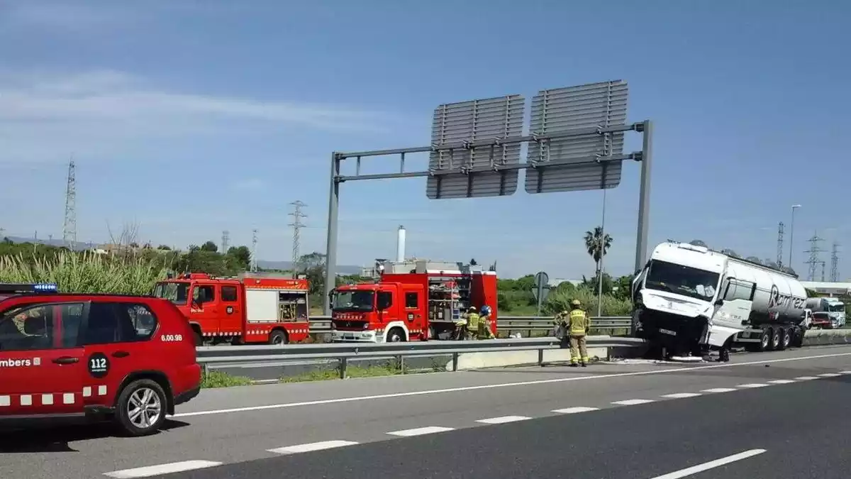 Un camió de mercaderies perilloses se surt de la calçada a l'autovia A-27 a Tarragona