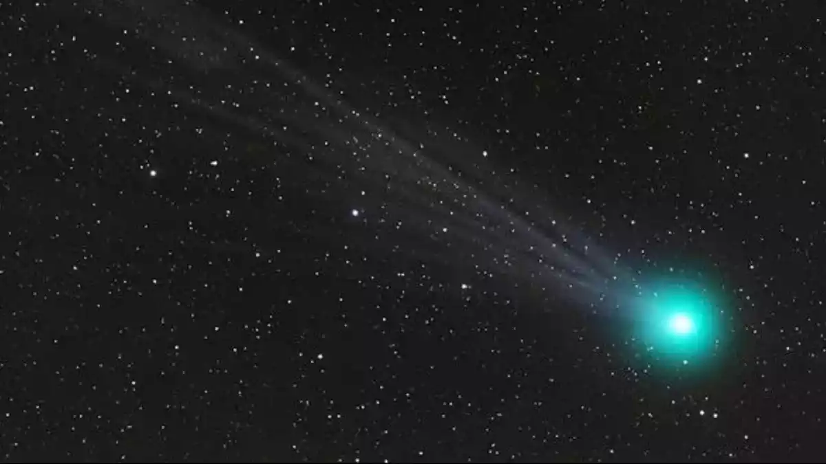 Imatge del cometa SWAN brillant al cel