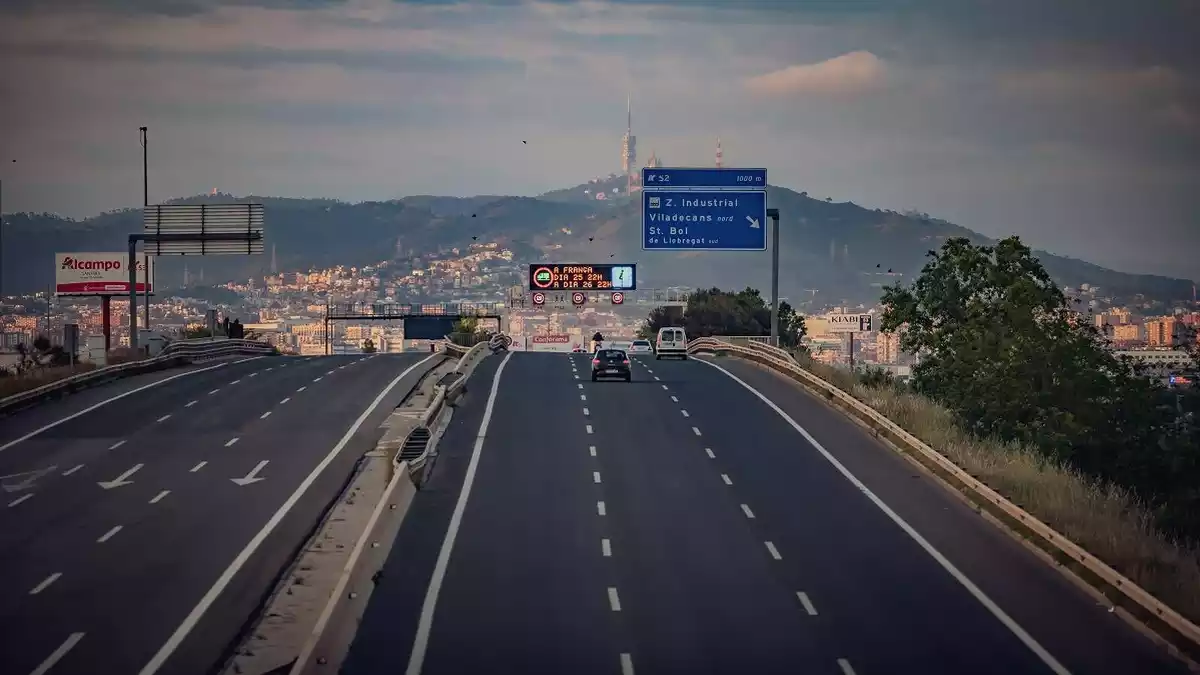 Imatge de la sortida de Barcelona per la Meridiana buida de cotxes pel confinament del coronavirus