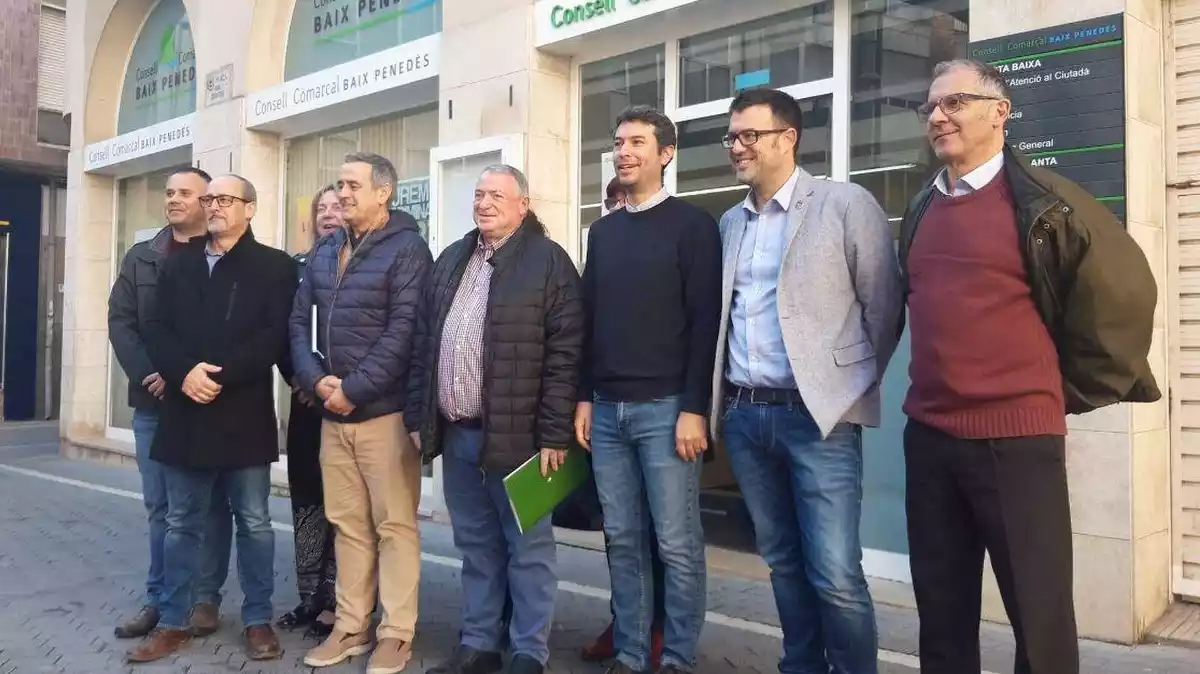 Alguns alcaldes del Baix Penedès, al davant del Consell Comarcal.