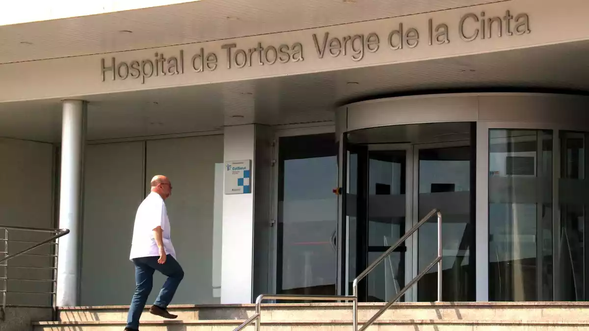 Pla general d'un sanitari entrant a l'Hospital Verge de la Cinta de Tortosa