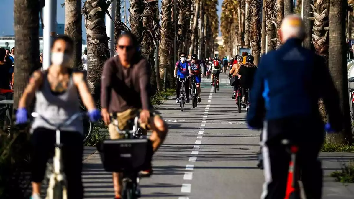 Diversos ciutadans passejant pel Passeig Marítim de Barcelona dissabte, 2 de maig