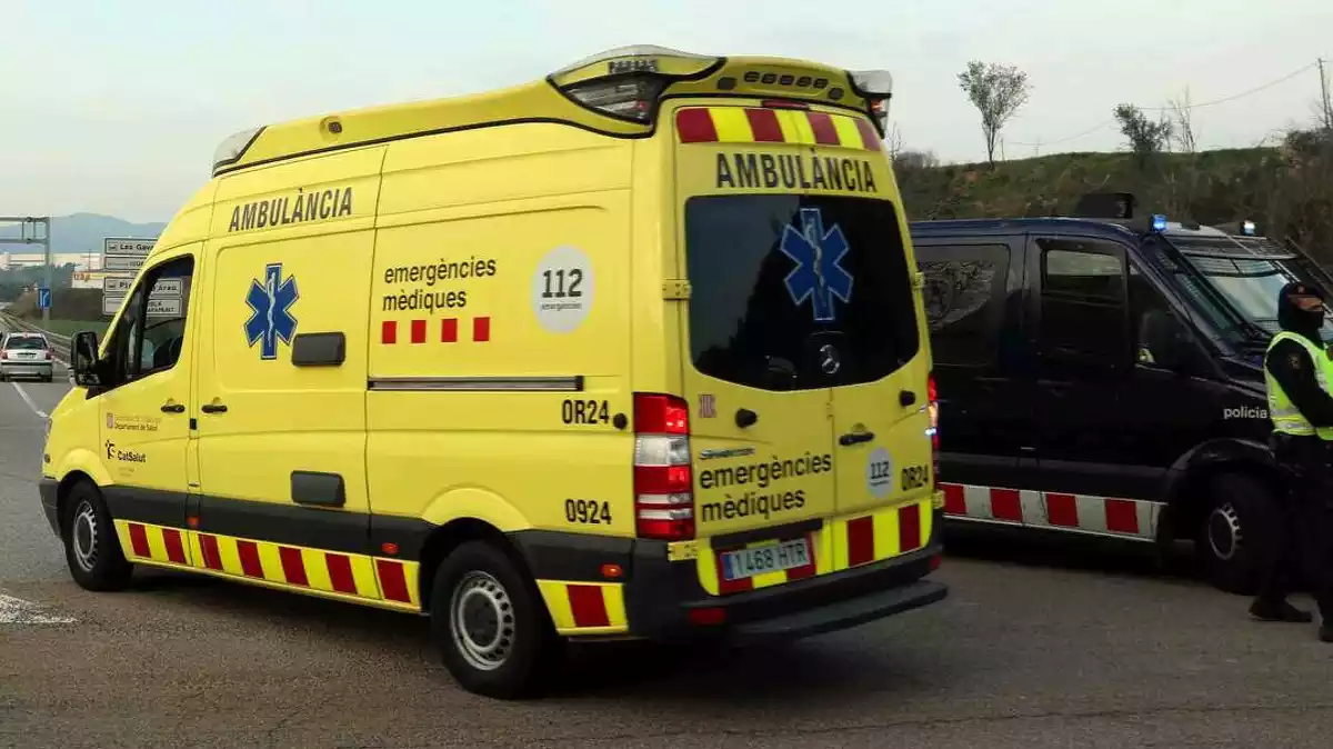 Control d'accés a Igualada amb una ambulància entrant a la zona el 13 de març del 2020