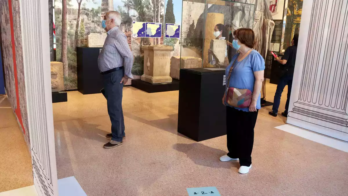 Visitants amb mascareta al Museu Nacional Arqueològic de Tarragona (MNAT), amb una cinta que recorda la necessitat de guardar una distància de dos metres entre visitants