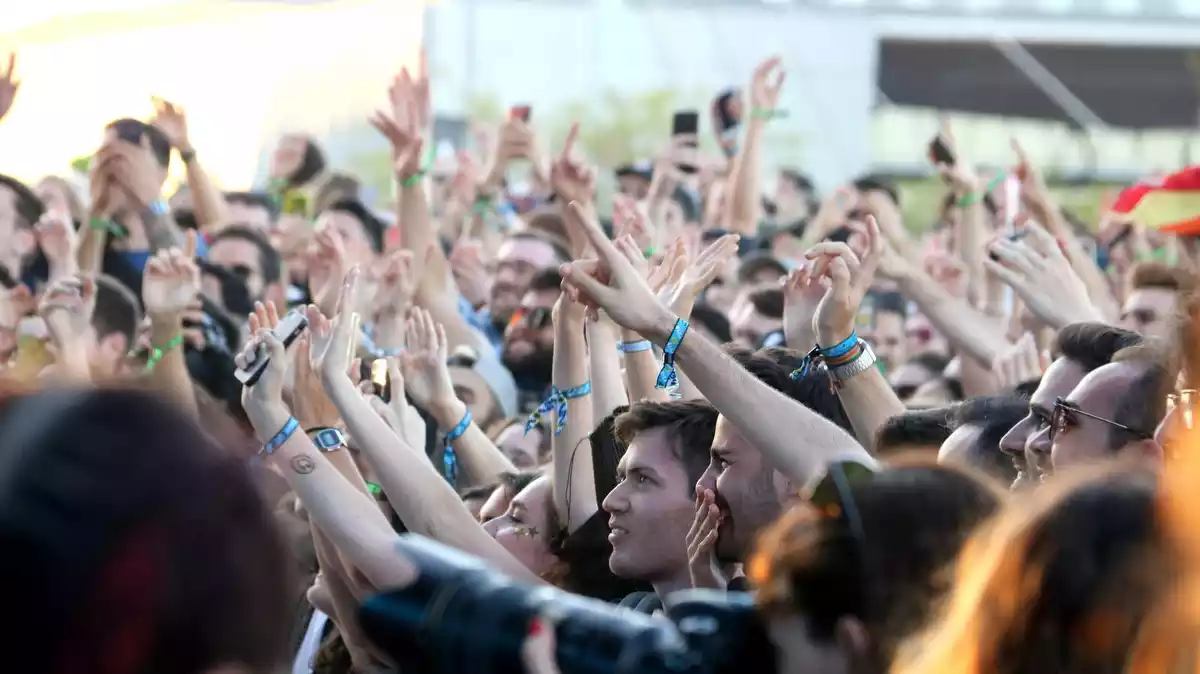 Públic aixecant les mans durant un dels concerts del Primavera Sound a l'escenari Seat.