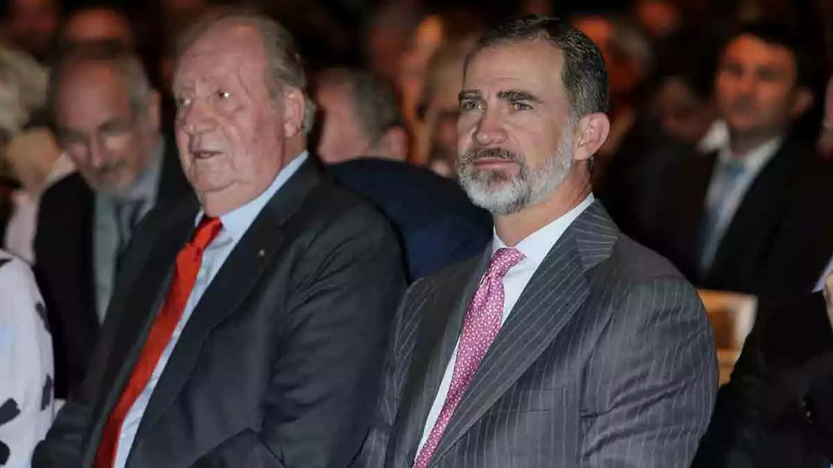 El Rey Juan Carlos junto a su hijo, el Rey Felipe VI