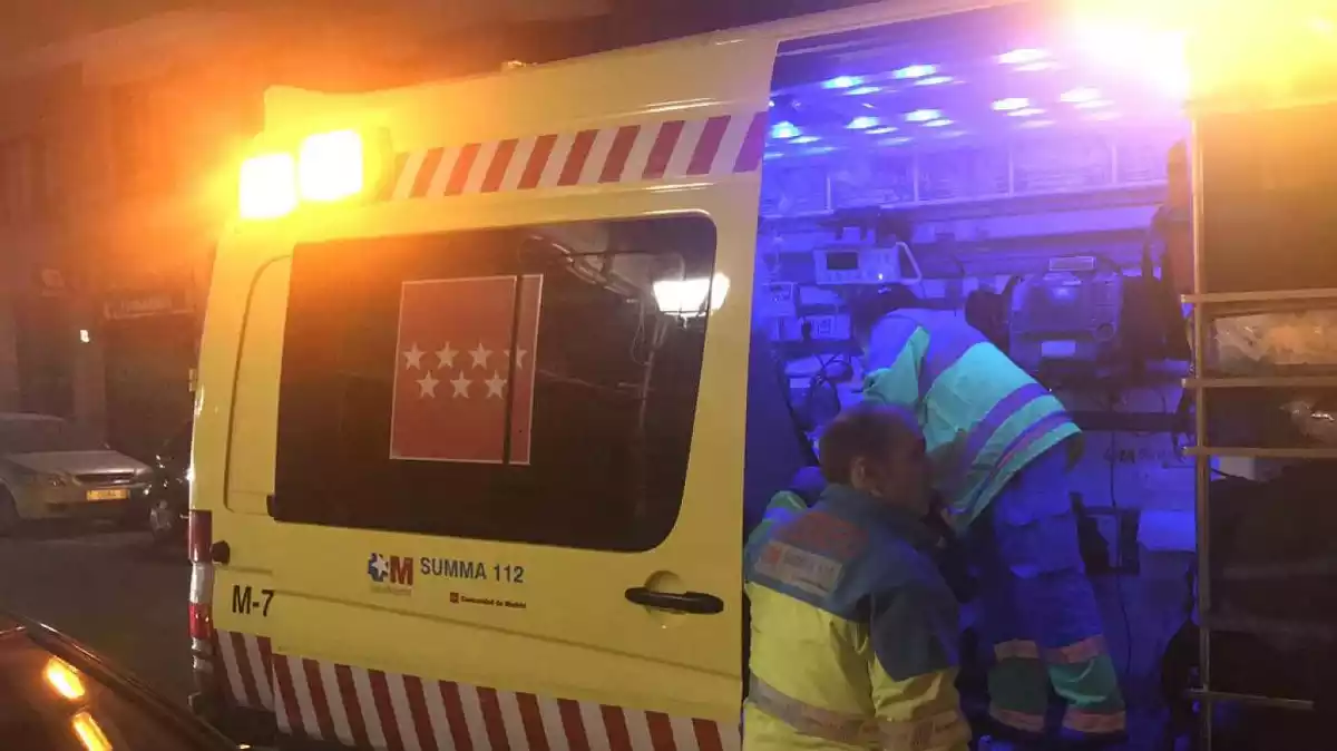 Imagen de una ambulancia en el lugar de los hechos