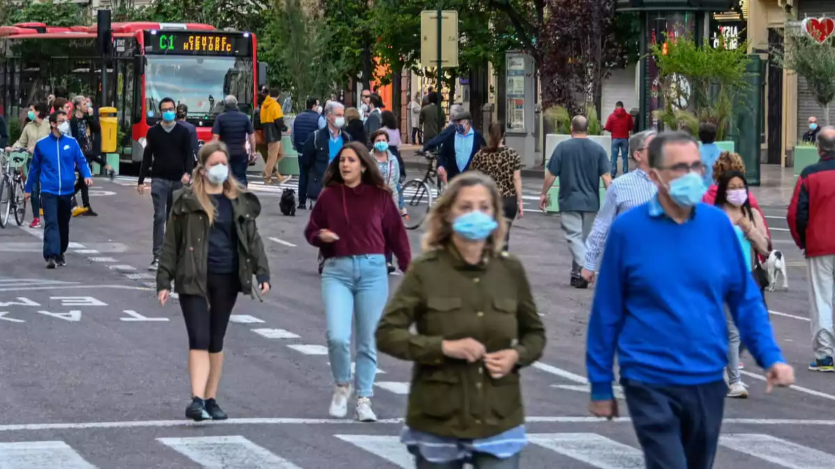 Gent passejant per la plaça de l'Ajuntament de València reconvertida en zona de vianants