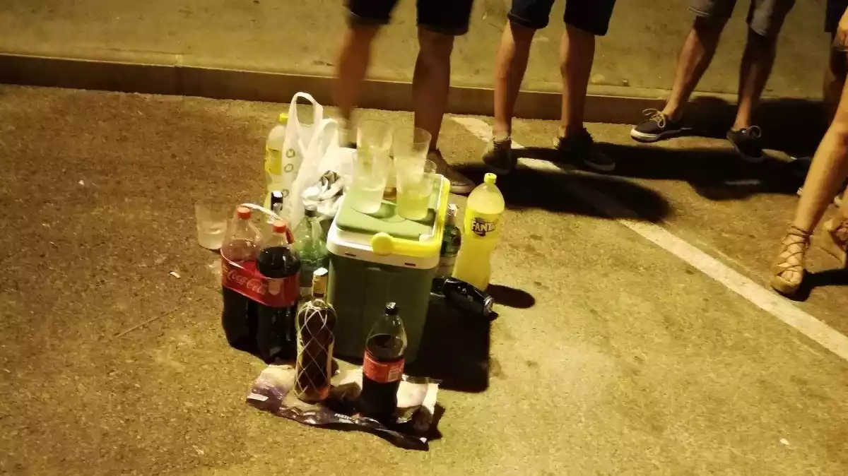 Imatge de diverses ampolles d'alcohol i refrescos