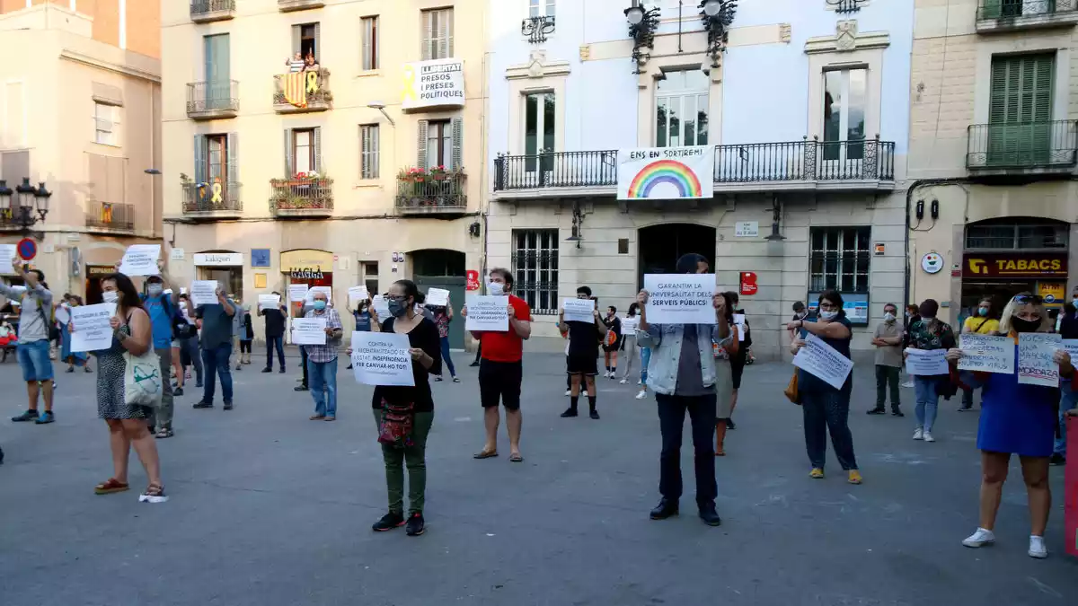 Pla obert de la manifestació pel blindatge dels serveis públics des de la plaça de la Vila de Gràcia de Barcelona