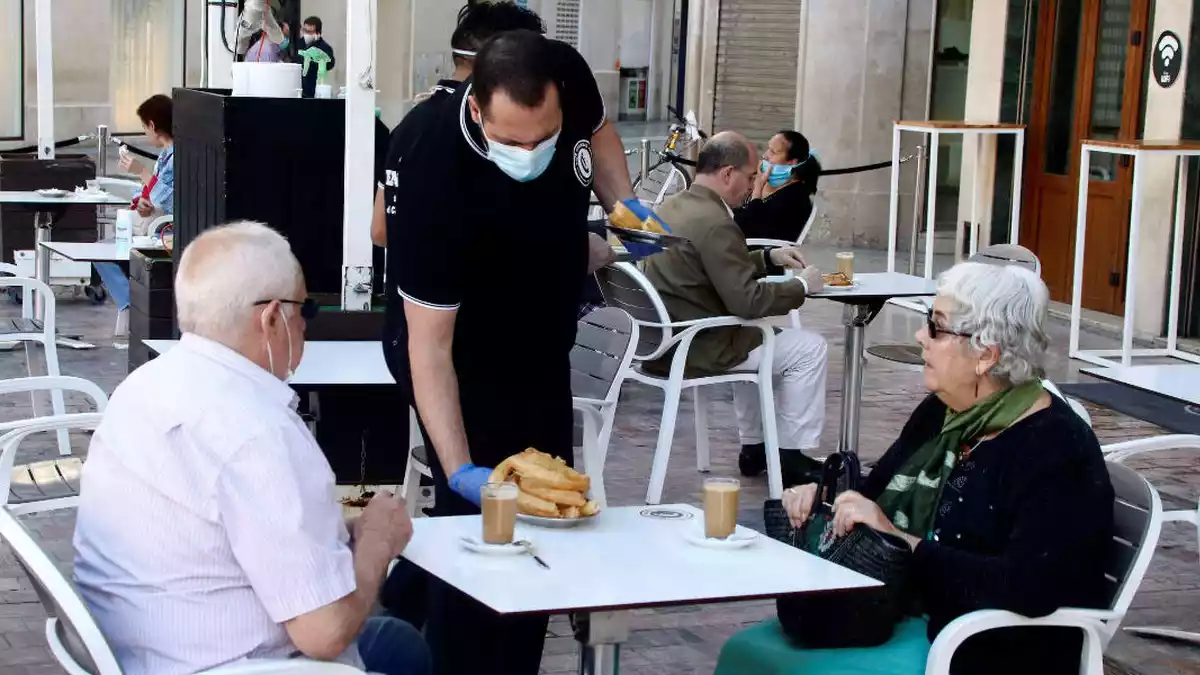 Clients en la terrassa d'una cafeteria de Màlaga el 18 de maig del 2020