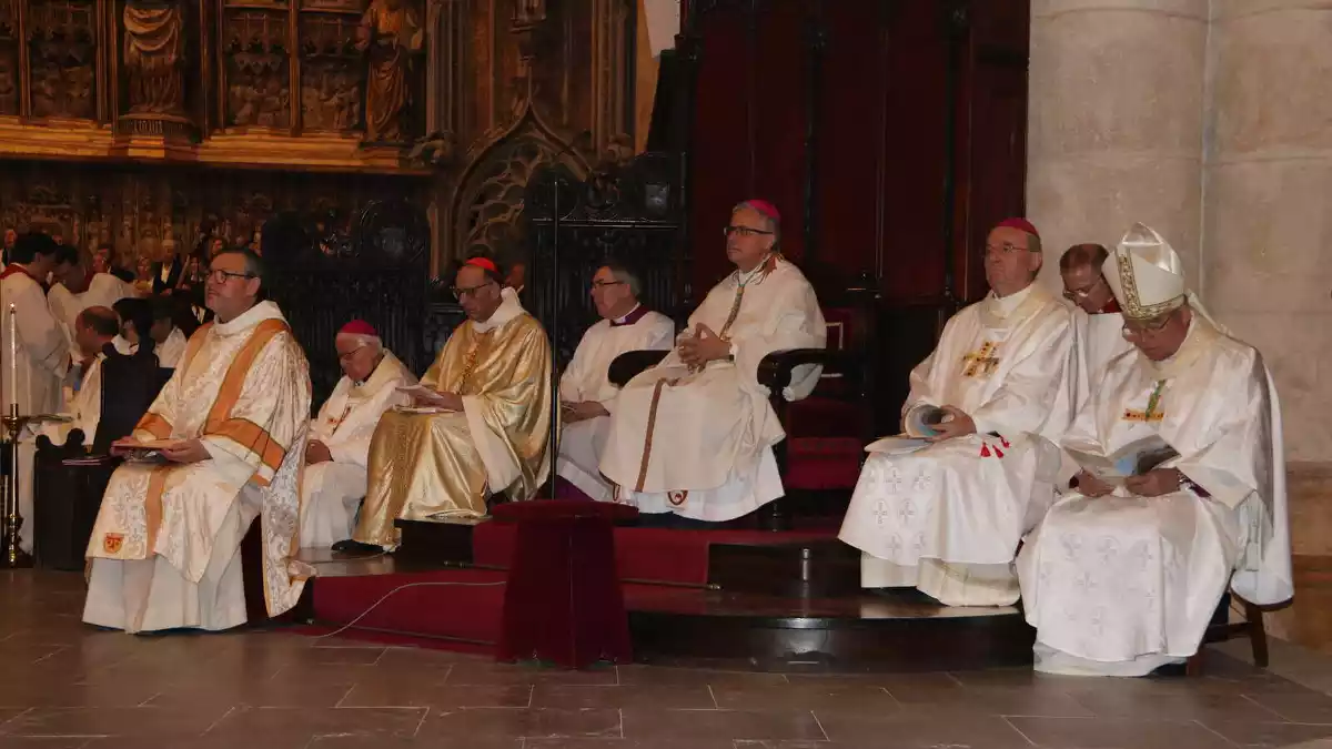 Pla general del nou arquebisbe de Tarragona, Joan Planellas, assegut a l'altar acompanyat de la resta de clergues un cop ordenat