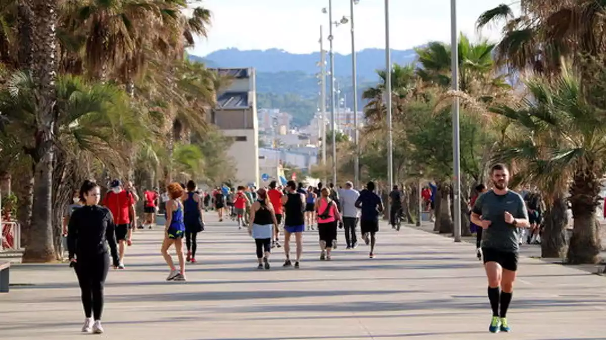 Imatge del passeig marítim de Badalona amb moltíssima gent fent esport
