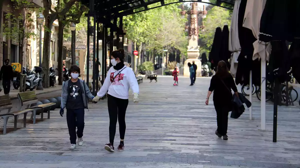 L'avinguda Gaudí de Barcelona amb nens passejant durant la primera sortida des de l'inici del confinament