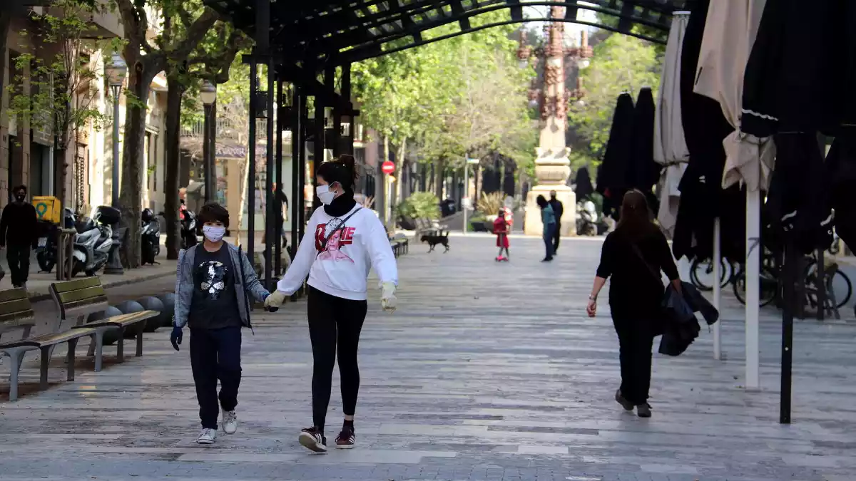 L'avinguda Gaudí de Barcelona amb nens passejant durant la primera sortida des de l'inici del confinament