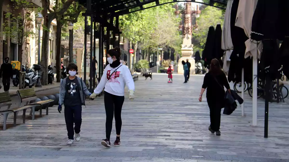 L'avinguda Gaudí de Barcelona amb nens passejant durant la primera sortida des de l'inici del confinament