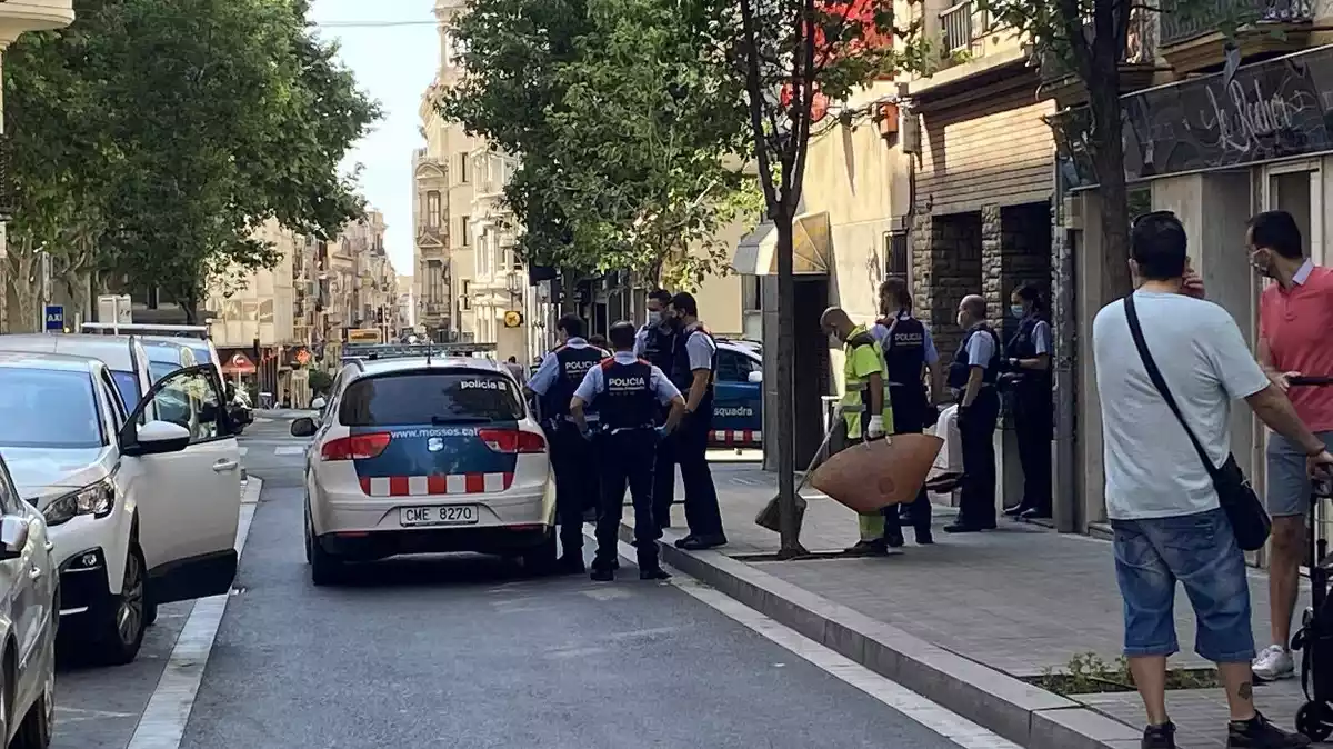 Els Mossos d'Esquadra durant la detenció d'un individu al carrer Ample de Reus