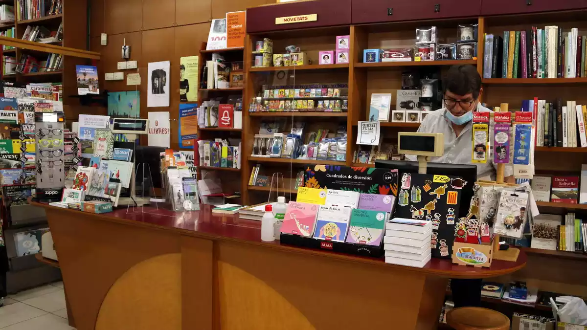 Pla general d'un dels propietaris de la llibreria La Capona