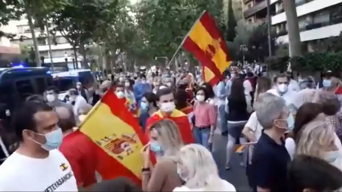 Manifestació a Barcelona contra la gestió del govern espanyol, 20 de maig de 2020