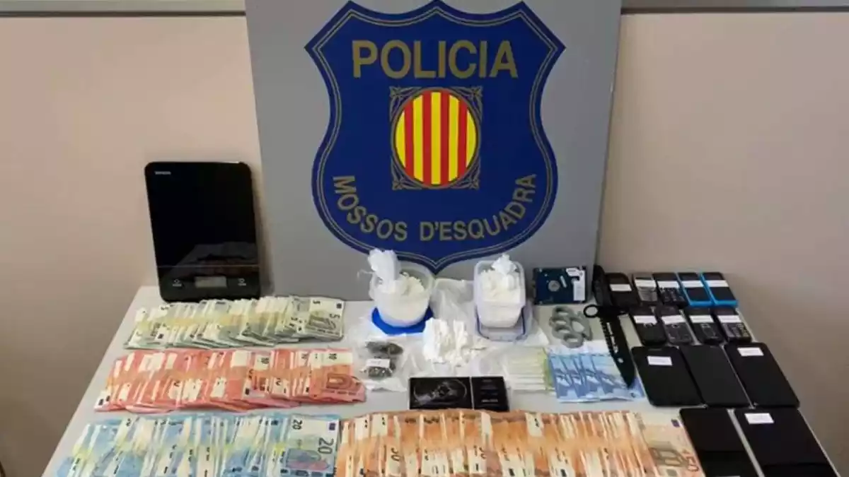 Els Mossos d'Esquadra van trobar 12.000 euros en bitllets, 103 grams de cocaïna, 20 mòbils a una casa d'un matrimoni de traficants de Segur de Calafell