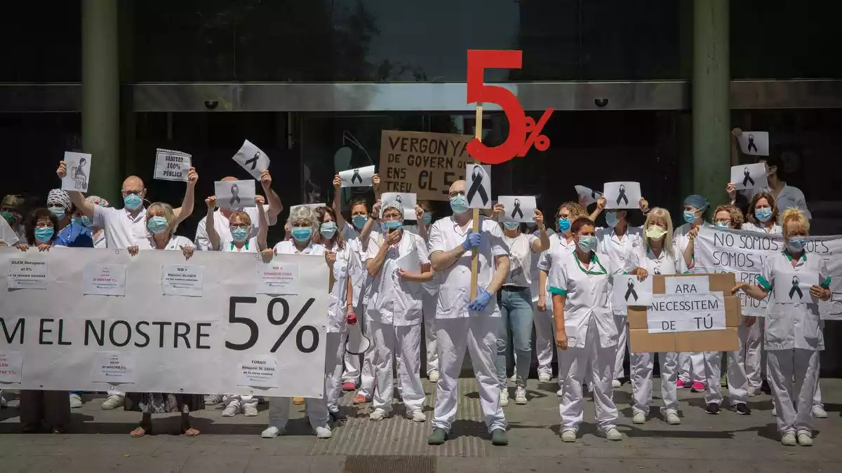 Imatge dels professionals sanitaris, concentrats davant l'Hospital Clínic de Barcelona