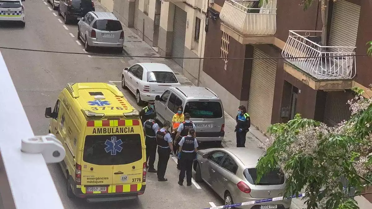 Imatge dels serveis d'emergència al carrer Pi i Margall, on s'ha trobat el cos d'una persona morta