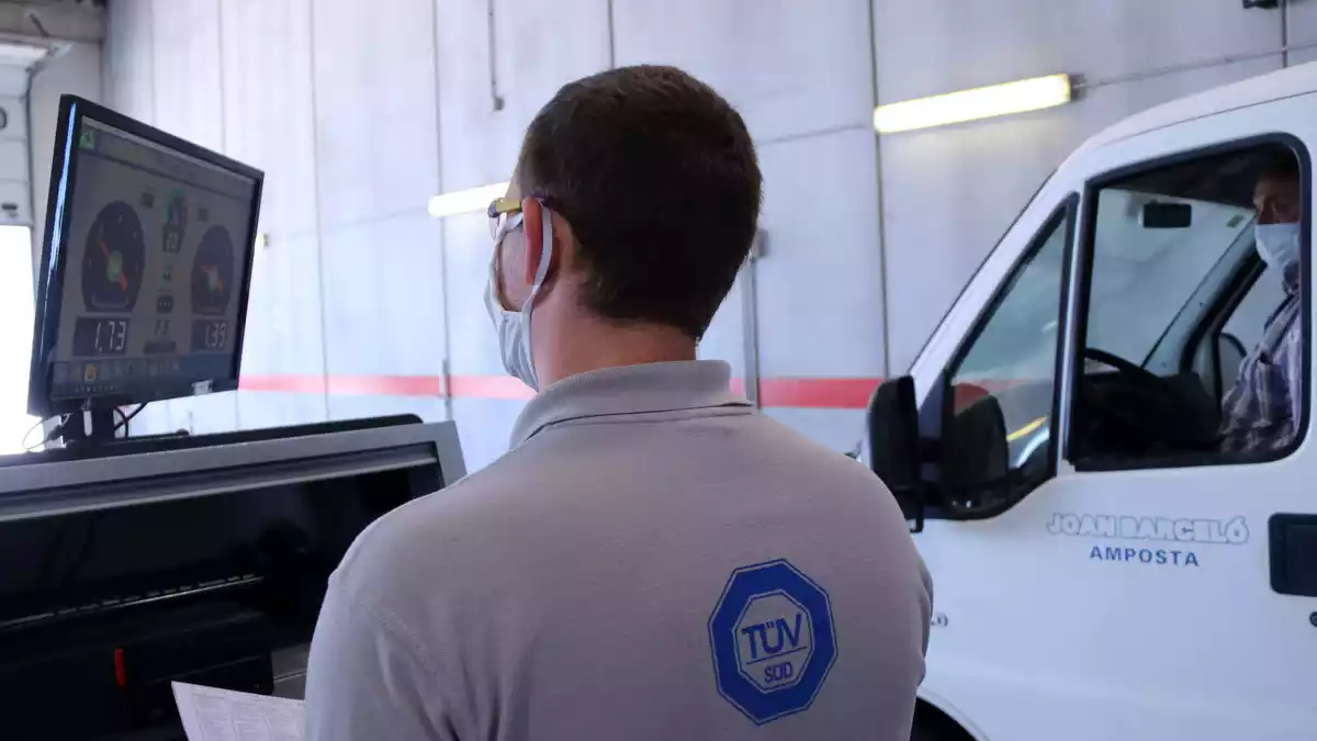 Un treballador de l'estació ITV d'Amposta revisant els frens d'un vehicle