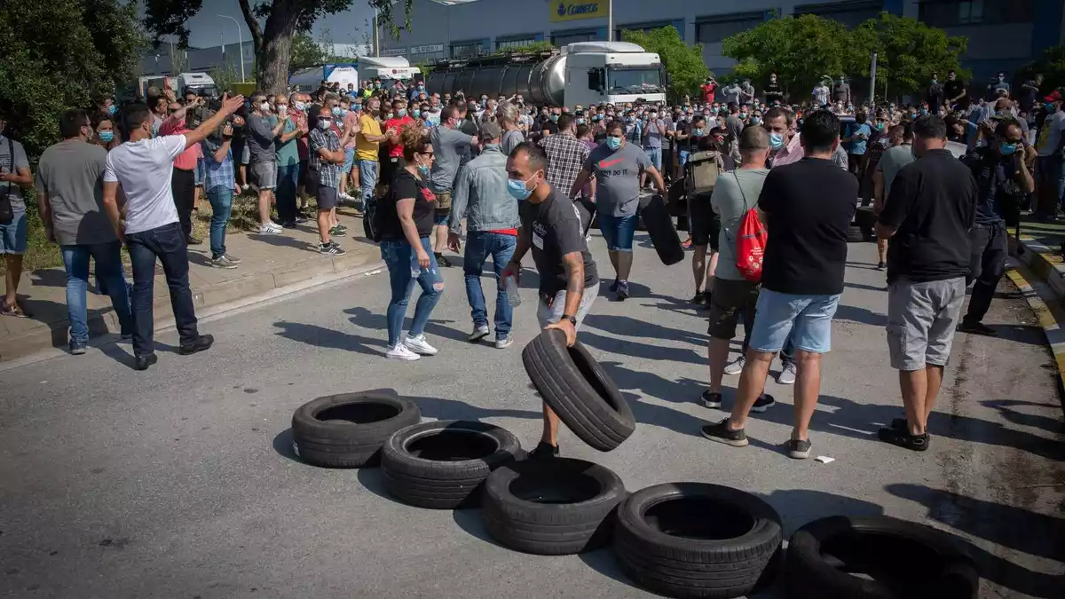 Un miler de treballadors de Nissan bloquegen la Zona Franca el 28 de maig de 2020